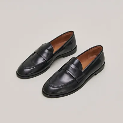 Round-toe loafers in black shiny leather