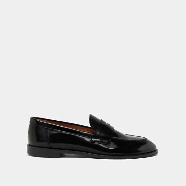 Round-toe loafers in black shiny leather