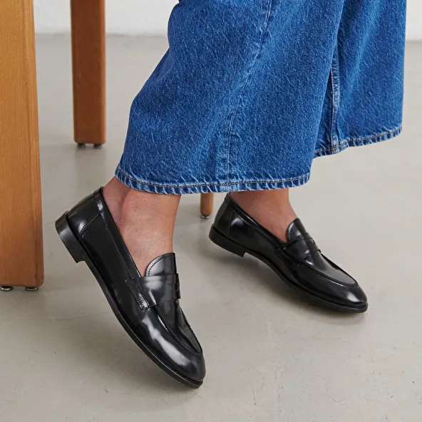 Round-toe loafers in black shiny leather