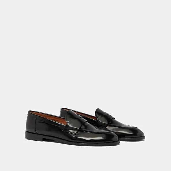 Round-toe loafers in black shiny leather