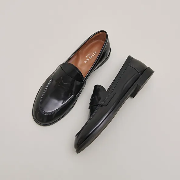 Round-toe loafers in black shiny leather