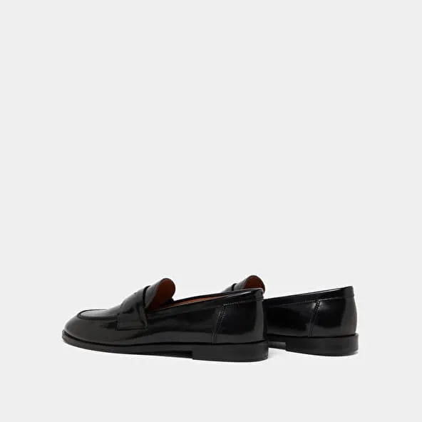 Round-toe loafers in black shiny leather