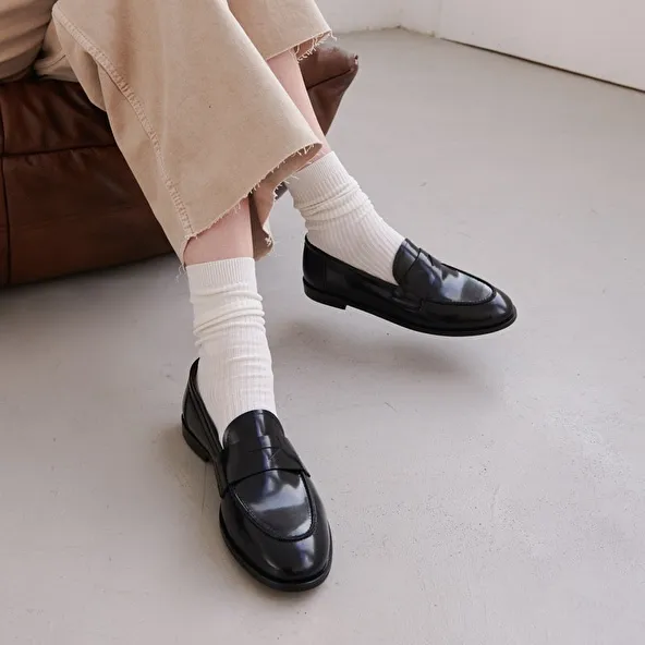 Round-toe loafers in black shiny leather