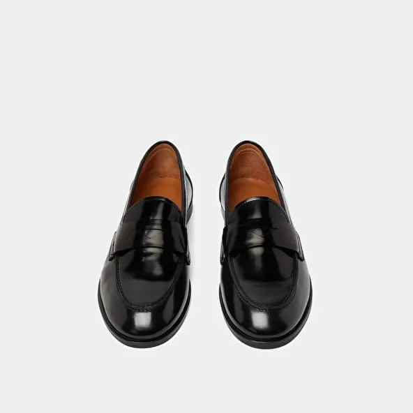 Round-toe loafers in black shiny leather